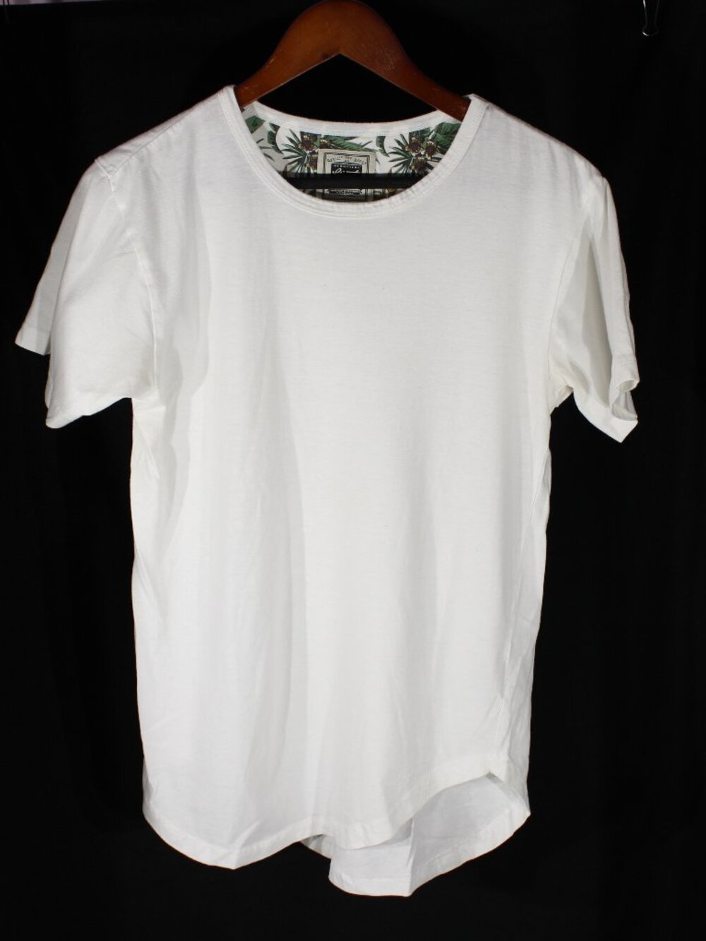 Beautiful Giant White Short Sleeve T-Shirt - Size S